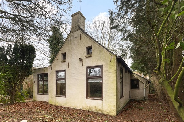 Te koop: Een fijne plek, grenzend aan de landerijen....Hier kunt u iets moois van maken!